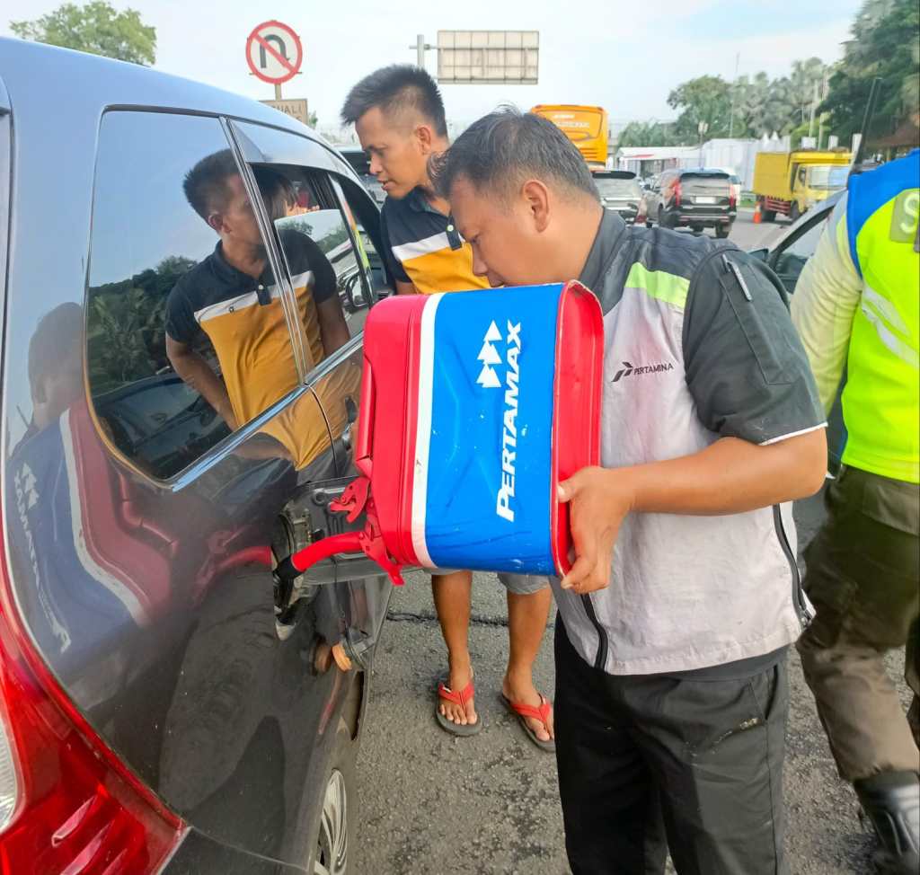 Mogok kehabisan Bensin di Tol, Motorist Pertamina Gercep Kirim BBM ke&nbsp;lokasi