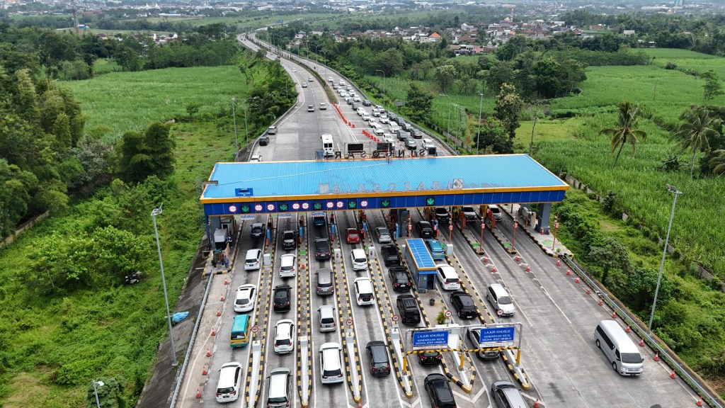Volume Lalu Lintas Kendaraan di Sejumlah Gerbang Tol Utama Wilayah Trans Jawa&nbsp;Meningkat