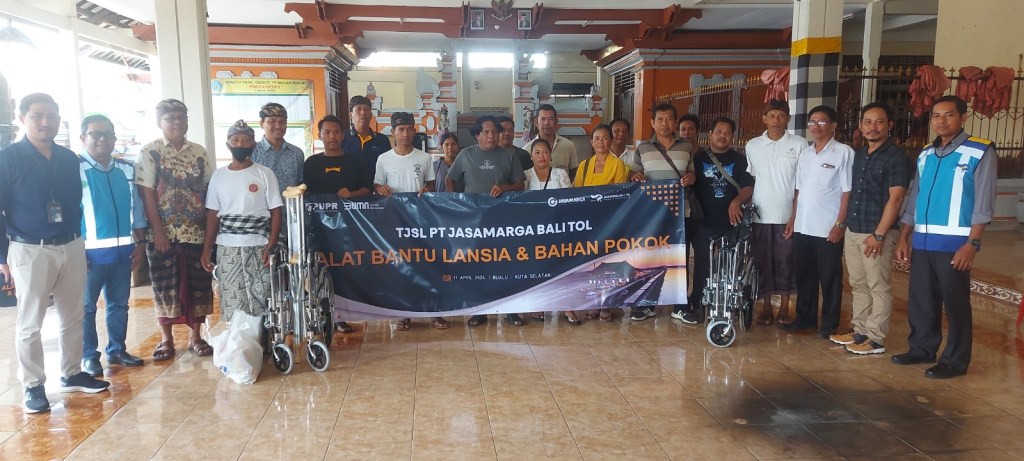 PT Jasamarga Bali Tol Salurkan Bantuan Alat Bantu Lansia dan Paket Sembako di Banjar Bualu, Nusa&nbsp;Dua