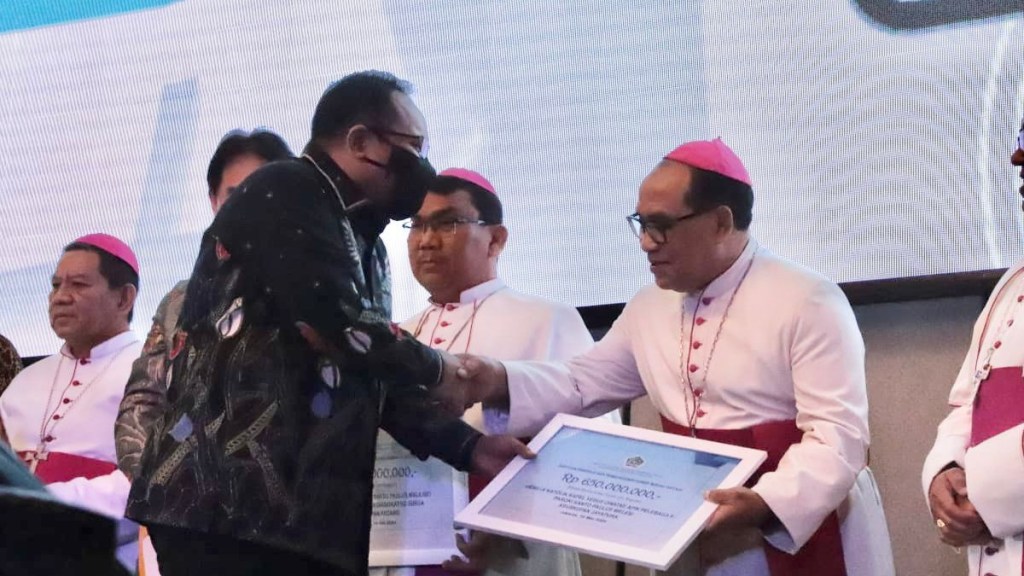 Dukung Umat Katolik Wilayah 3T, Menag Salurkan Bantuan Pendidikan dan Keagamaan