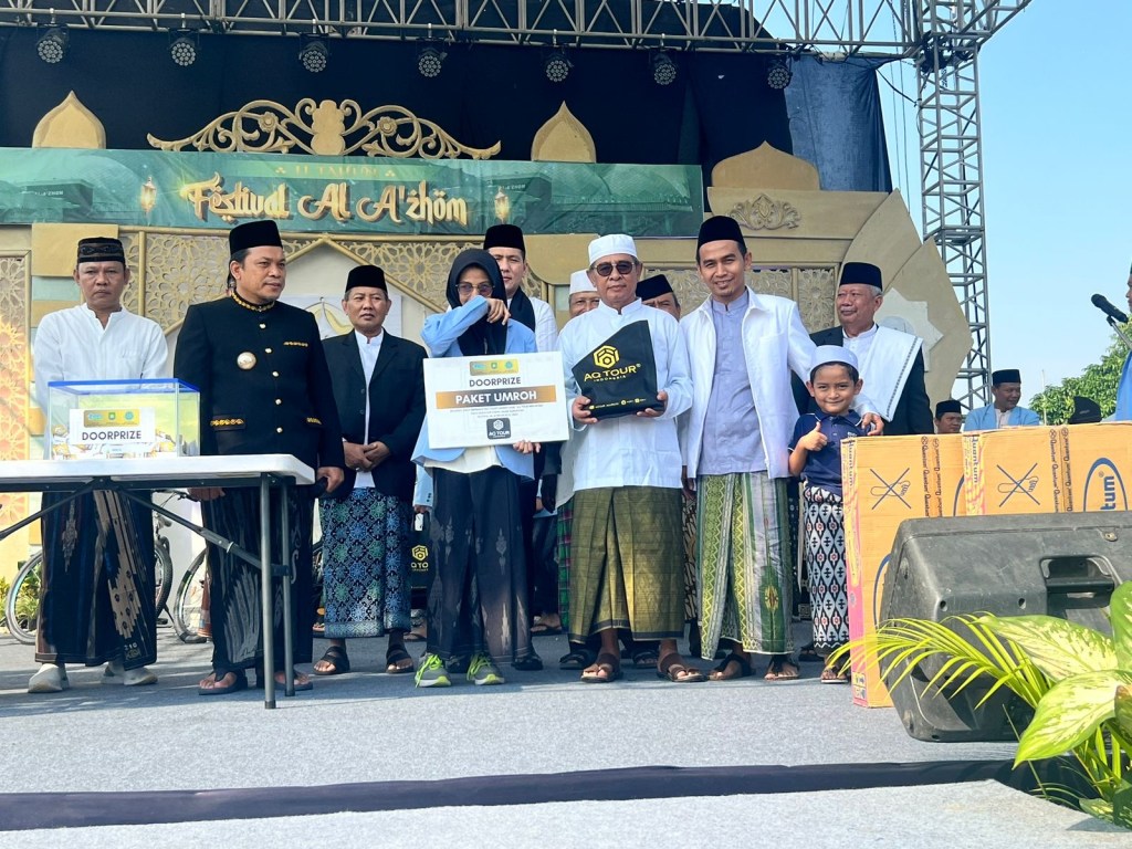 AQ TOUR Berikan Doorprize 2 Paket Umrah pada Festival Jalan Sarungan Kota Tangerang